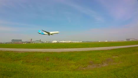 Vista-En-Cámara-Lenta-De-Un-Avión-Aterrizando-En-El-Aeropuerto-De-Montreal,-Canadá