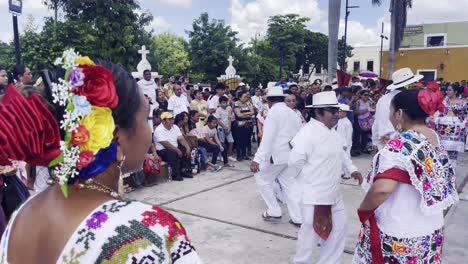 Personas-Vestidas-Con-Danzas-Y-Vestimentas-Tradicionales-Mayas-En-Yucatán,-México,-Bailando-En-La-Plaza-Principal.