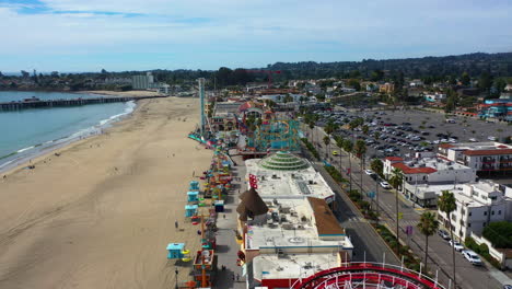 Drohne-Schoss-Rückwärts-über-Die-Strandpromenade-Von-Santa-Cruz-In-Kalifornien,-USA
