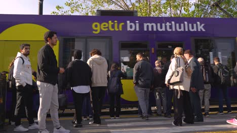 Türkei-Istanbul-Straßenbahnhaltestelle-10.-November-2023,-Während-Der-U-Bahn-Wagen-Vorbeifährt-Und-Sich-Fahrgäste-Unterschiedlichen-Alters-Und-Verschiedener-Ethnien-Drängen