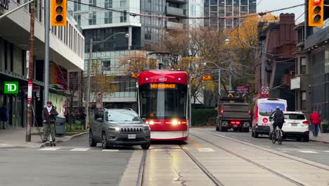 Tranvía-Rojo-TTC-No-En-Servicio-Detenido-En-Toronto,-Retraso-En-El-Transporte