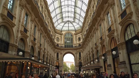 Die-Galleria-Vittorio-Emanuele-II-Ist-Italiens-älteste-Aktive-Einkaufsgalerie-Und-Ein-Wichtiges-Wahrzeichen-Mailands