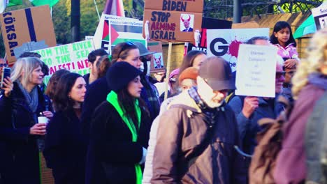 Manifestantes-Pacíficos-En-Londres-Pro-Palestina-Exigiendo-El-Fin-De-La-Matanza