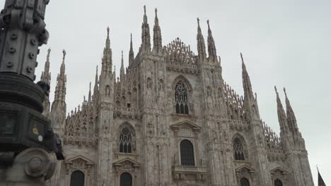 Experiencia-De-Atracción-Turística-Subiendo-Escalones-Hasta-El-Techo-De-La-Catedral-De-Milán-Vista-Desde-La-Piazza-Del-Duomo.