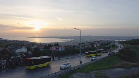 Estambul,-Turquía,-10-De-Noviembre-De-2023,-Autopista-E5,-Vista-De-La-Bahía-De-Buyukcekmece-Durante-La-Puesta-De-Sol,-Estación-De-Autobuses-De-Tuyap