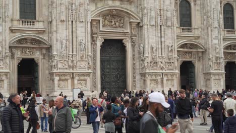 Piazza-Del-Duomo-Llena-De-Gente-Cerca-De-La-Catedral-De-Milán