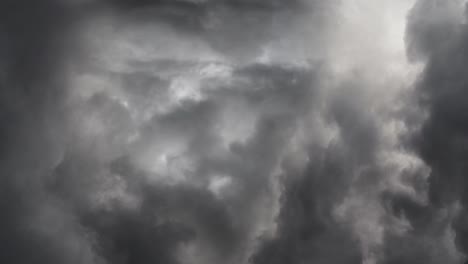 Gewitter,-Erkundung-Der-Schönheit-Und-Angst-Vor-Dunklen-Wolken-Im-4K-Hintergrund