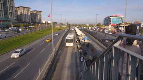 Estambul-Turquía-10-De-Noviembre-De-2023,-Autopista-E5,-Autobuses-Metrobus-En-La-Estación-Cevizlibağ,-Los-Pasajeros-Van-A-La-Estación