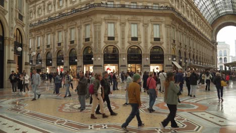 Die-Struktur-Der-Galleria-Vittorio-Emanuele-II-Besteht-Aus-Zwei-Arkaden-Mit-Glasgewölbe,-Die-Sich-In-Einem-Achteck-Kreuzen-Und-Die-Straße-Abdecken,-Die-Die-Piazza-Del-Duomo-Mit-Der-Piazza-Della-Scala-Verbindet