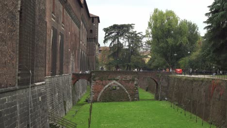 Verteidigungsgraben-Des-Schlosses-Sforzesco-Mit-Steinbrücke-Im-Hintergrund