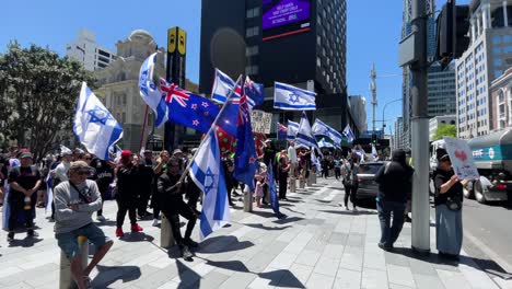 Demonstranten-Schwenkten-Israelische-Und-Neuseeländische-Flaggen-Bei-Protesten-Im-CBD-Von-Auckland