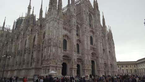 Majestätische-Fassade-Des-Mailänder-Doms-Mit-Herumlaufenden-Menschen