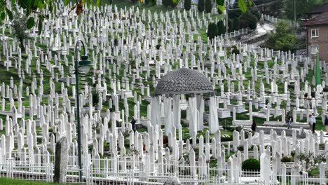 Sarajevo:-Los-Paseos-Por-El-Cementerio-Se-Entrelazan-Con-Impresionantes-Vistas,-Que-Narran-Historias-Del-Patrimonio-Eterno-De-Sarajevo