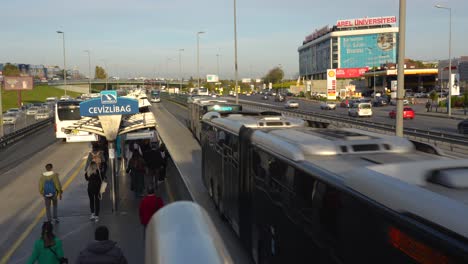 Estambul-Turquía-10-De-Noviembre-De-2023,-Autopista-E5,-Autobuses-Metrobus-En-La-Estación-Cevizlibağ,-Los-Pasajeros-Van-A-La-Estación