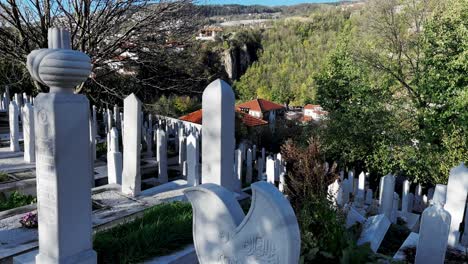Sarajevo:-Los-Paseos-Por-El-Cementerio-Tejen-Un-Tapiz-De-Historias,-Conectando-El-Presente-De-Sarajevo-Con-Su-Profundo-Patrimonio-Cultural