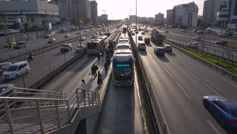Istanbul,-Türkei,-10.-November-2023,-Autobahn-E5,-Metrobus-Busse-Am-Bahnhof-Sevillabağ
