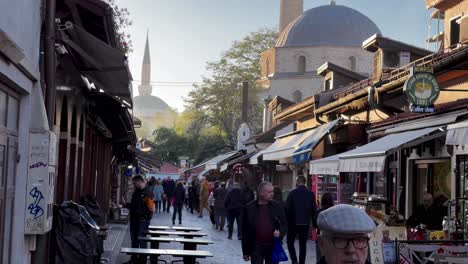 Sarajevo:-Tauchen-Sie-Ein-In-Den-Charme-Von-Baščaršija,-Wo-Kunsthandwerker-Und-Moscheen-Das-Jahrhundertealte-Kulturelle-Erbe-Sarajevos-Widerspiegeln