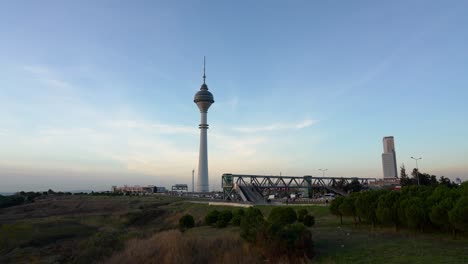 Istanbul,-Türkei,-10.-November-2023,-Autobahn-E5,-Tuyap-turm-Bei-Sonnenuntergang,-Ausstellungsstadt,-Beylikduzu,-Buyukcekmece