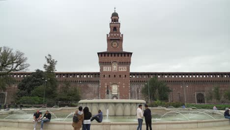 Gente-Tomando-Fotos-Frente-Al-Castillo-Sforzesco