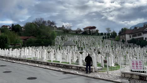 Sarajevo:-Los-Paseos-Por-El-Cementerio-Tejen-Un-Tapiz-De-Historias,-Conectando-El-Presente-De-Sarajevo-Con-Su-Profundo-Patrimonio-Cultural