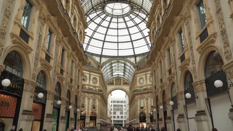 Glaskuppel-Der-Galleria-Vittorio-Emanuele-II-Mit-Den-Geschäften-Von-Prada-Und-Louis-Vuitton-Im-Hintergrund
