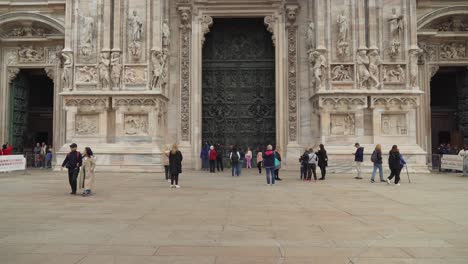 Los-Turistas-Adoran-La-Puerta-De-Entrada-De-La-Catedral-De-Milán.