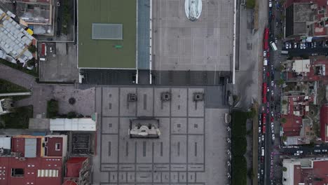 Video-Drone-A-Vista-De-Pájaro-Del-Atrio-De-Las-Américas-De-La-Villa-Basílica-De-Guadalupe,-Se-Puede-Ver-A-La-Virgen-Pintada-En-El-Piso