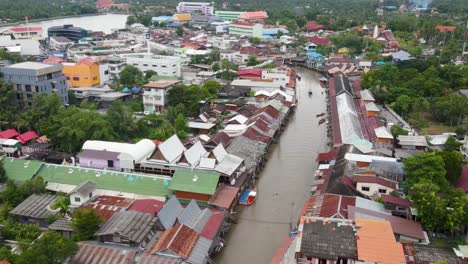 Aerial-ascending-tilt-down-view-of-Amphawa-Floating-Market,-Thailand