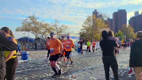 Toma-Amplia-De-Corredores-Saliendo-De-La-Estación-De-Hidratación-En-El-Maratón-De-Nueva-York-De-2023.