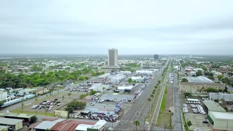 Imágenes-Cinematográficas-De-Drones-En-Un-Día-Nublado-En-Mcallen,-Texas,-Al-Norte-De-10th-St-Y-Bussines-83