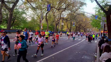 Weitwinkelaufnahme-Von-Läufern,-Die-Am-NYC-Marathon-2023-Teilnehmen