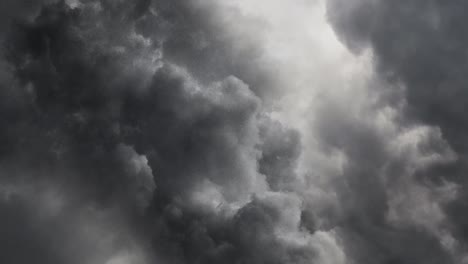 Blick-Auf-Die-Intensität-Von-Gewittern-In-Dunklen-Wolken