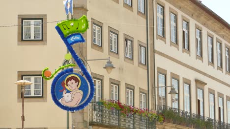 Detalle-De-La-Decoración-Durante-Las-Celebraciones-De-La-Víspera-De-San-Juan-En-La-Ciudad-De-Braga,-Portugal.