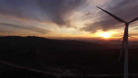 Windkraftanlagen-Auf-Dem-Land-Am-Abend