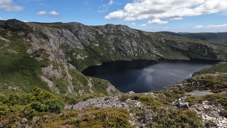 Colinas-Rocosas-Que-Rodean-El-Lago-Del-Cráter-En-Cradle-Mountain,-Tasmania,-Australia