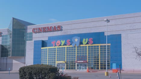 Totale-Aufnahme-Eines-Toys-R-Us-Ladens