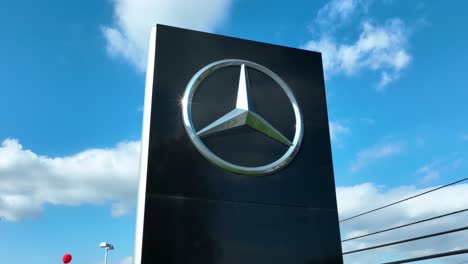 Mercedes-Benz-Logo-Reflektiert-Helles-Sonnenlicht-Vor-Blauem-Himmel