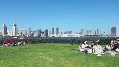 Área-De-Césped-Verde-De-La-Isla-Coronado-Perfecta-Para-Picnics