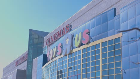 Toma-De-ángulo-Medio-Bajo-Del-Escaparate-De-Una-Tienda-De-Toys-R-Us.