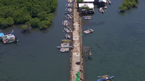 Vista-De-Drones-Del-Muelle-De-Balibayon-Con-Barcos-De-Pesca-En-La-Ciudad-De-Surigao.