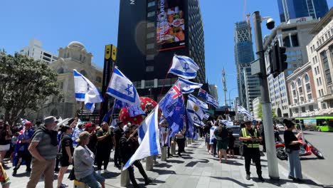 Los-Manifestantes-Se-Reúnen-Para-Una-Manifestación-Pro-israelí-En-La-Plaza-De-La-Ciudad,-En-Cámara-Lenta