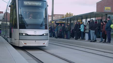 Ein-Heller,-Sauberer-Nahverkehrszug-Kommt-Am-Straßenbahnsteig-Der-Helsinki-Street-An