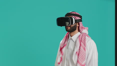 Mann-Aus-Dem-Nahen-Osten,-Der-Ein-VR-Headset-Verwendet