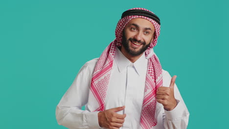 Middle-eastern-person-gives-thumbs-up