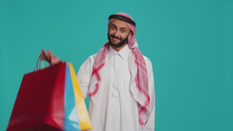 Arabischer-Erwachsener-Mit-Einkaufstüten