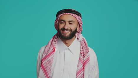 Muslimischer-Erwachsener-Lächelt-Selbstbewusst