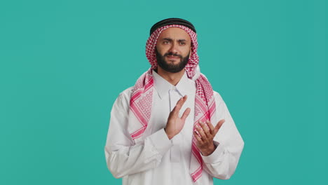 Arabische-Person,-Die-Ein-Applauszeichen-Macht