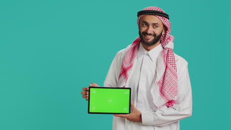Hombre-árabe-Mostrando-Pantalla-Verde-En-Tableta