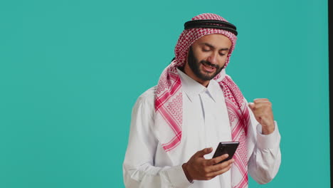 Arabische-Person-Hält-Smartphone-In-Der-Hand