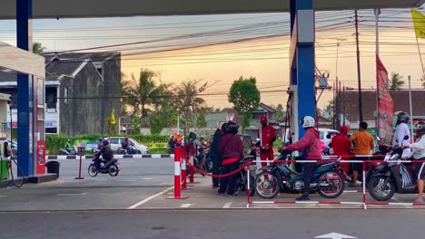 Schlange-Von-Motorrädern-An-Der-Tankstelle---Indonesien